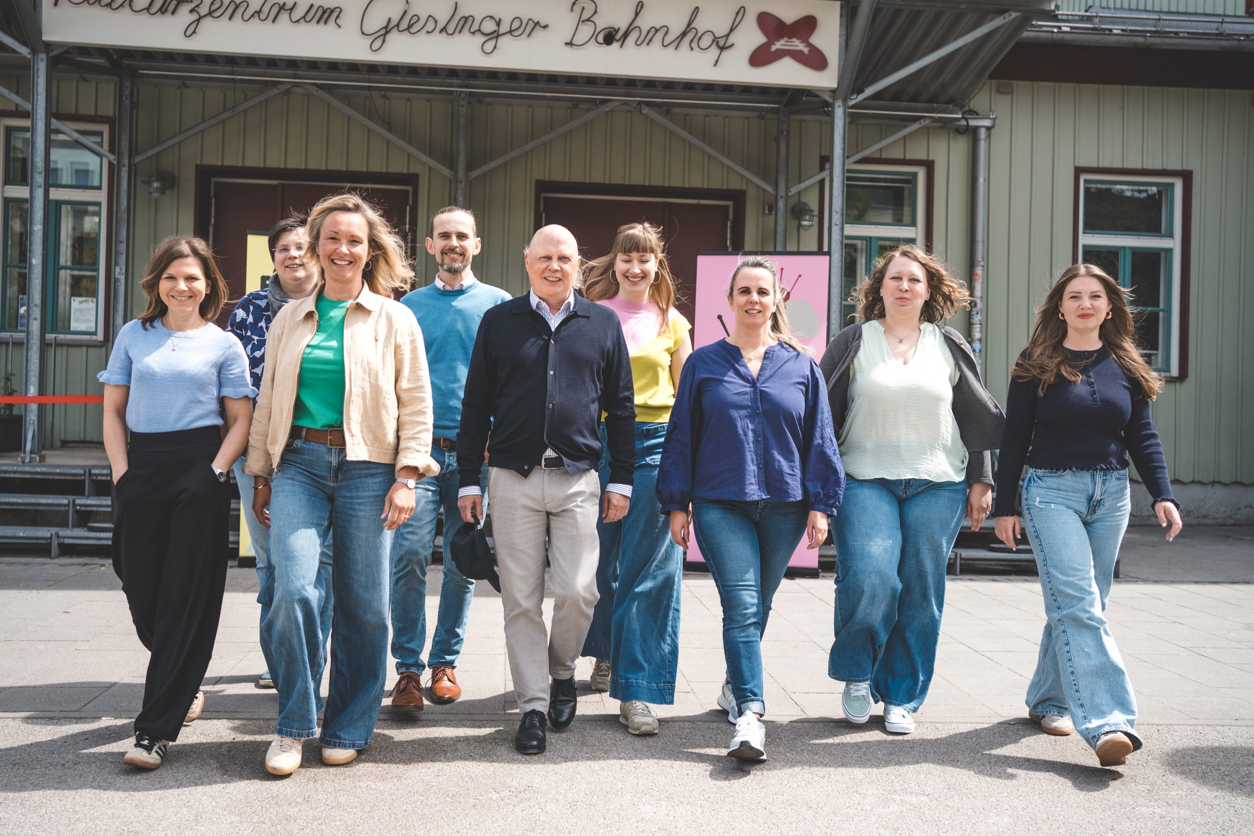 Die Leitungen der Kita "Kindern wachsen Fl&uuml;gel" gehen gemeinsam auf die Kamera zu, im Hintergrund das Kulturzentrum